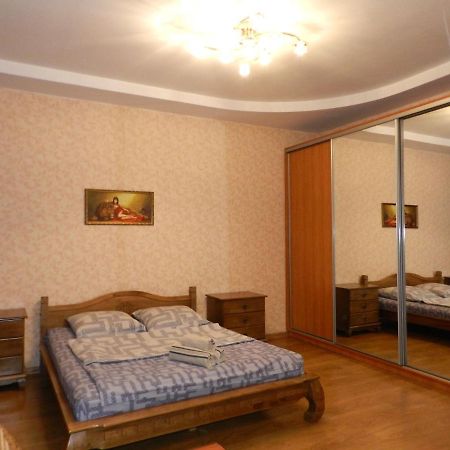 1-Room Apartment 50M2 On Metalurhiv Avenue 17, By Grandhome Zaporizhia Buitenkant foto