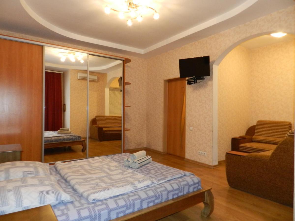 1-Room Apartment 50M2 On Metalurhiv Avenue 17, By Grandhome Zaporizhia Buitenkant foto
