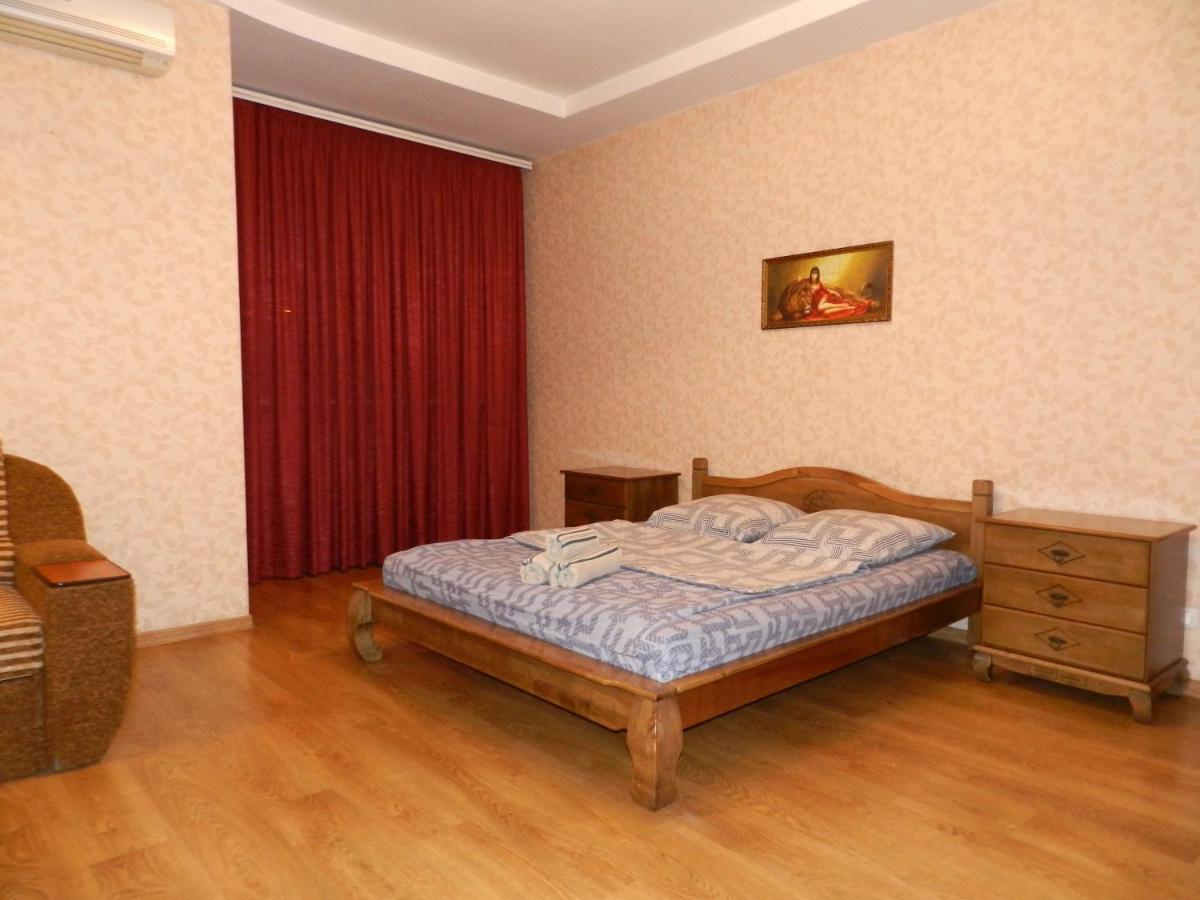 1-Room Apartment 50M2 On Metalurhiv Avenue 17, By Grandhome Zaporizhia Buitenkant foto